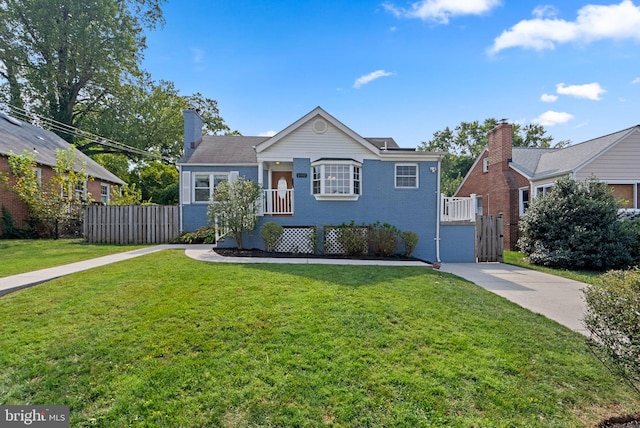 view of front of home featuring a front lawn