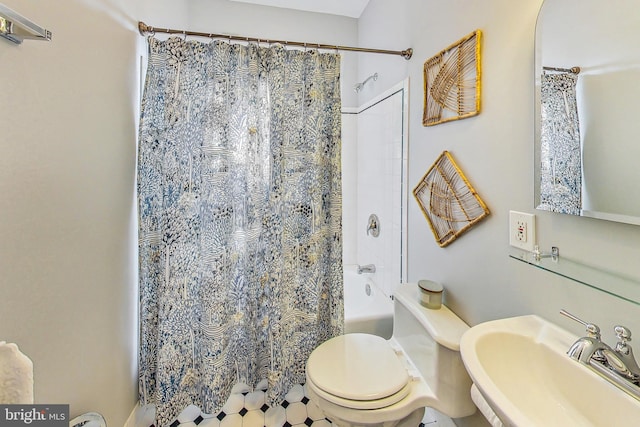 full bathroom featuring sink, toilet, and shower / bathtub combination with curtain