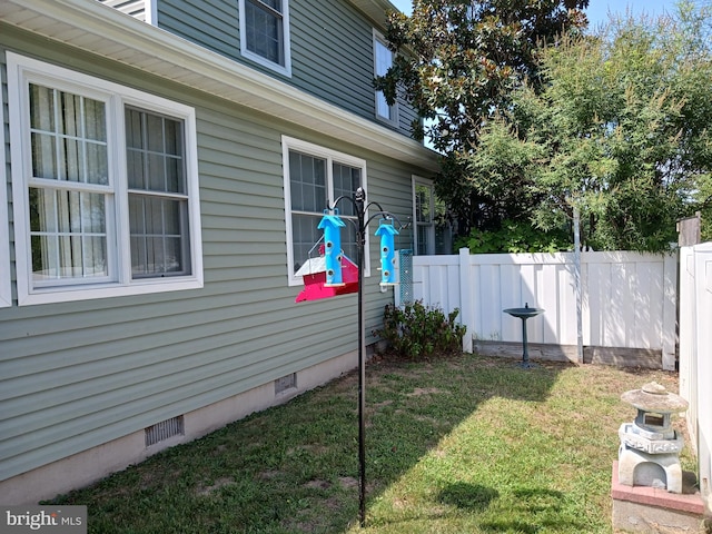 view of side of property featuring a lawn