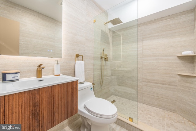 bathroom with vanity, toilet, tiled shower, and tasteful backsplash