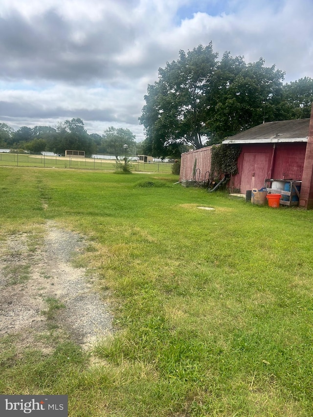 view of yard featuring a rural view