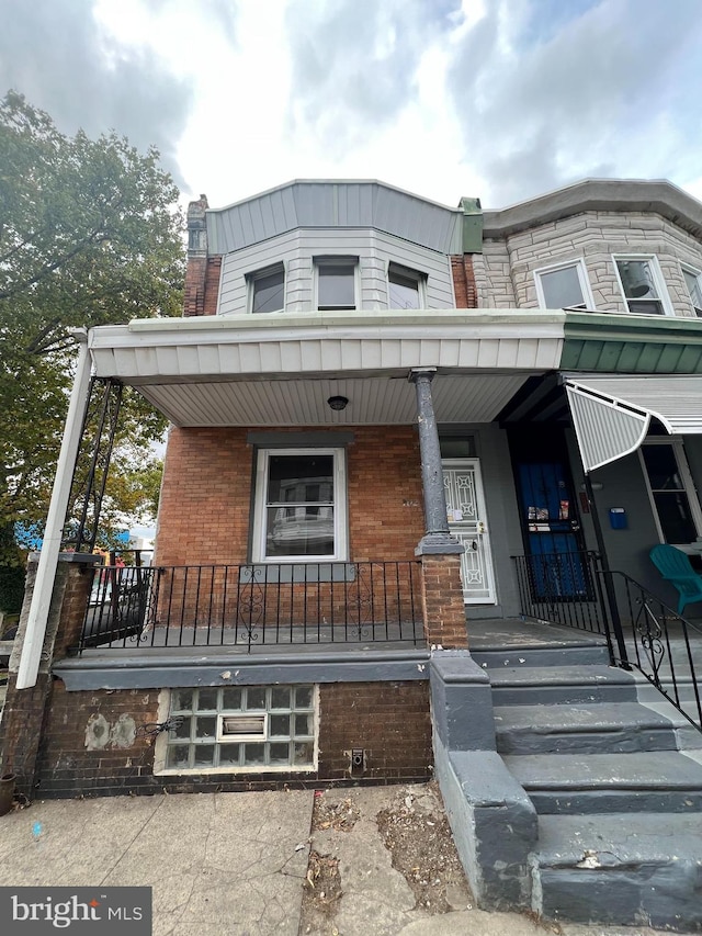 view of front facade featuring a porch