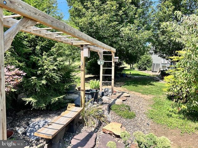 view of yard featuring a pergola