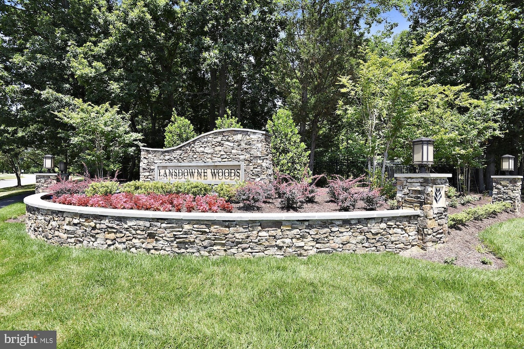 community sign with a lawn