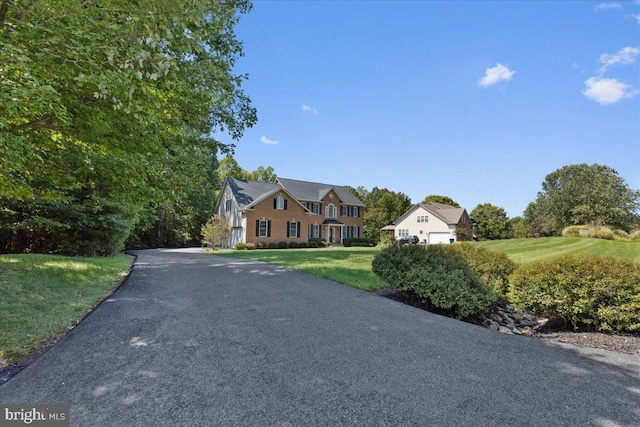 view of front of home featuring a front yard