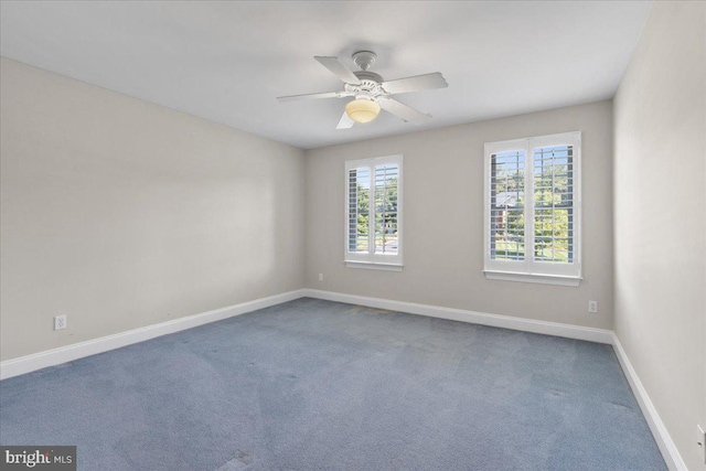 carpeted empty room featuring ceiling fan