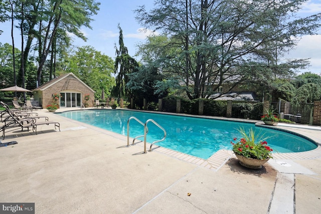 view of swimming pool featuring a patio