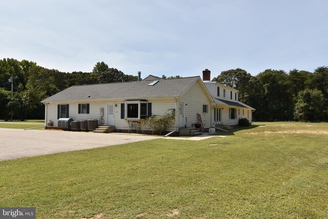 view of front of house featuring a front yard