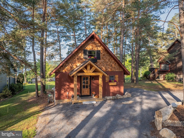 view of front of property with a front yard