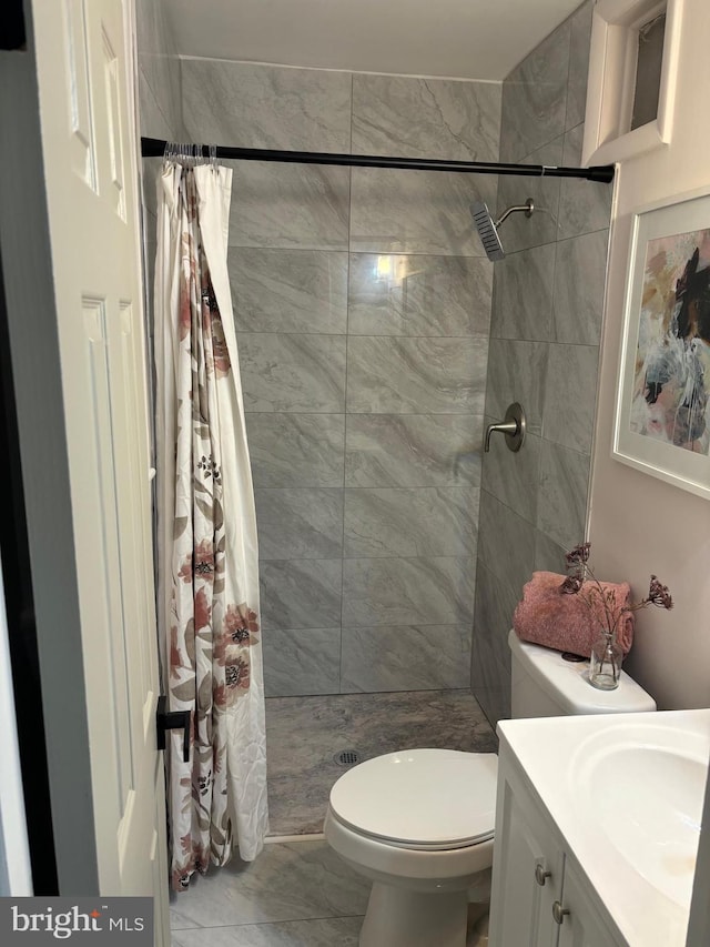 bathroom with a shower with shower curtain, vanity, and toilet