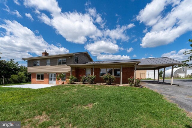 view of front of house featuring a front yard