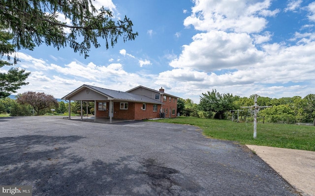 view of front of property featuring a front yard