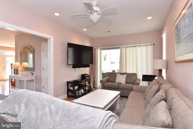 living area with recessed lighting, visible vents, ceiling fan, and baseboards