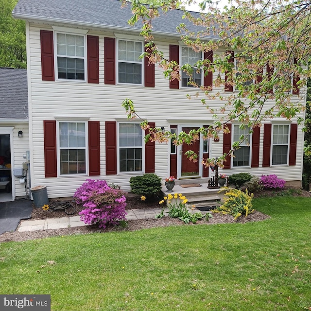 view of front facade featuring a front lawn