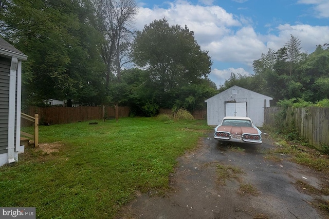 view of yard featuring a storage unit