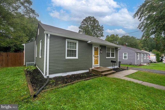 view of front facade featuring a front yard