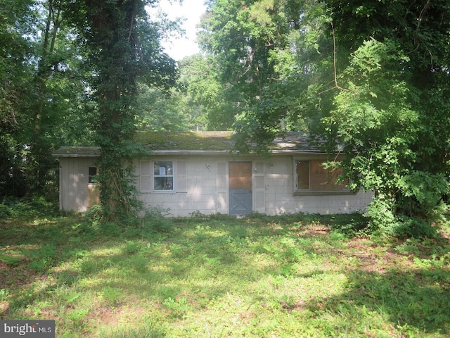 exterior space featuring a front yard