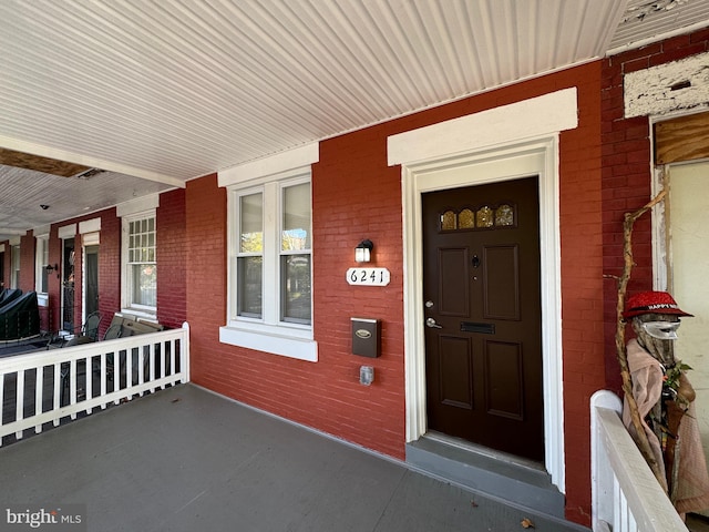 property entrance with covered porch