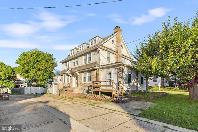 view of front of house with a front yard