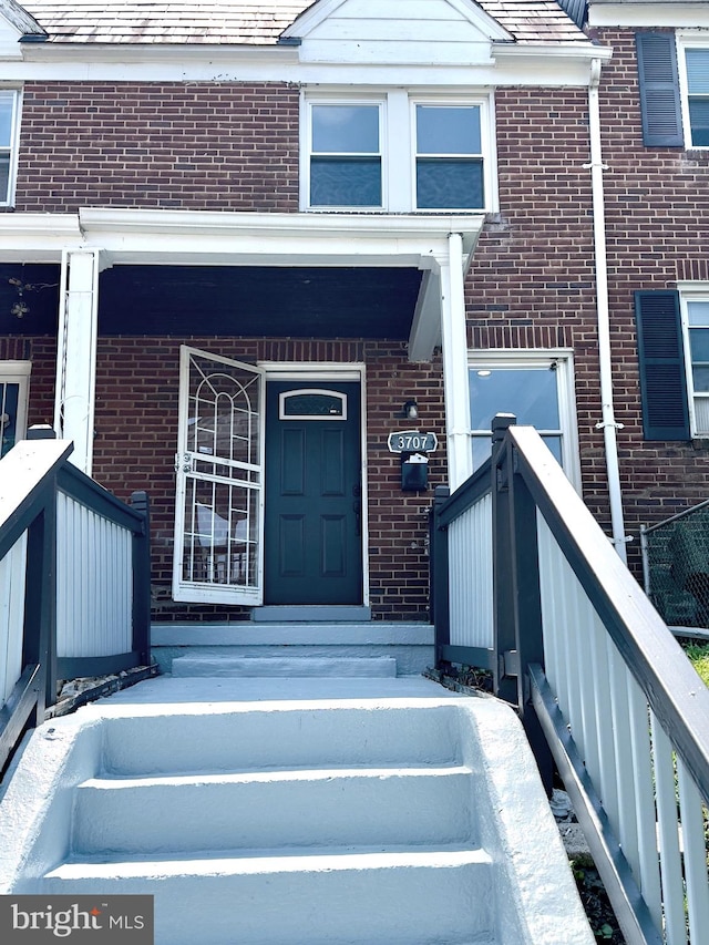 property entrance featuring covered porch