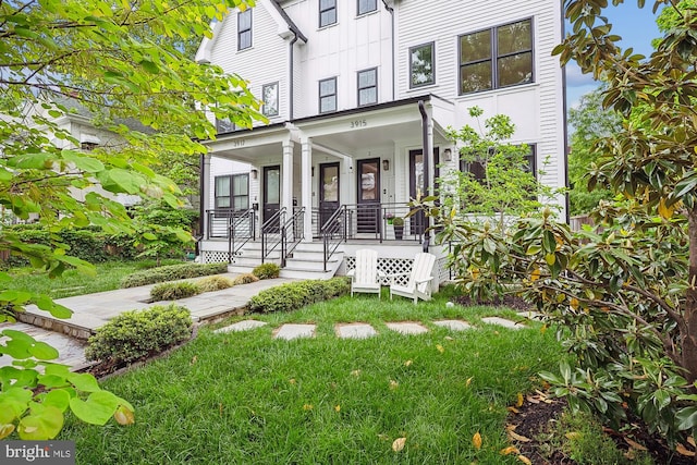 view of front of house with a front lawn and covered porch