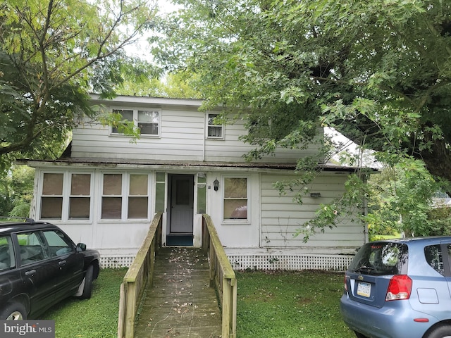 view of front of property with a front yard