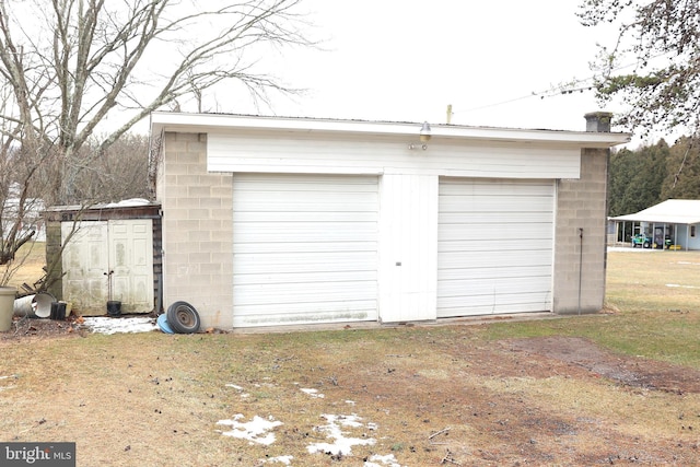 view of detached garage