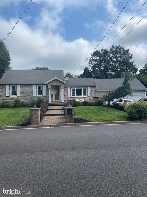 view of front facade with a front yard