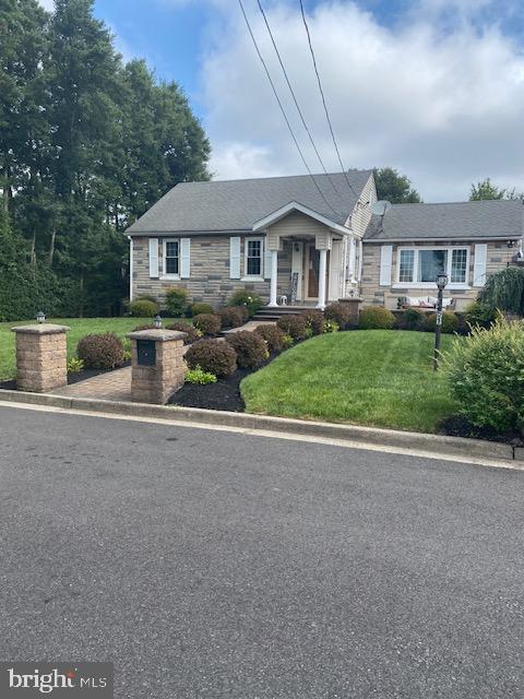 view of front of property with a front yard