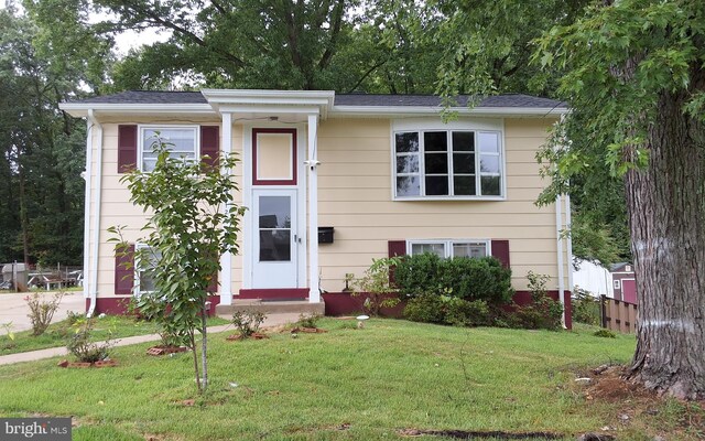 view of front facade with a front lawn