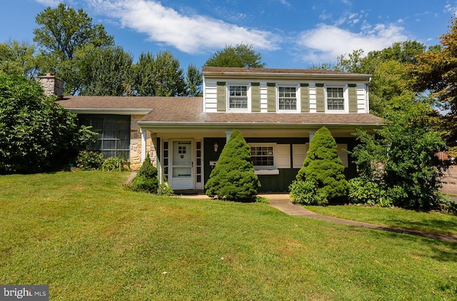 view of front of house with covered porch and a front lawn