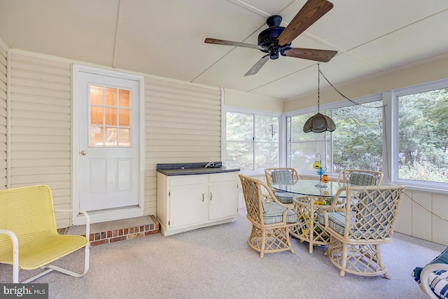 sunroom with ceiling fan