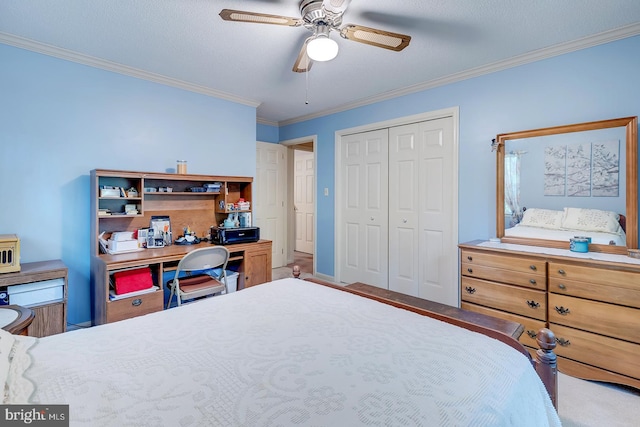 bedroom with ornamental molding, a closet, ceiling fan, and a textured ceiling