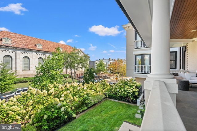 view of yard featuring a balcony