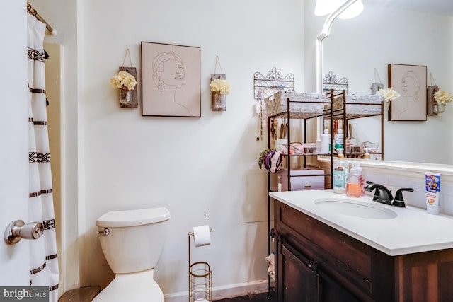 bathroom with a shower with curtain, toilet, and vanity