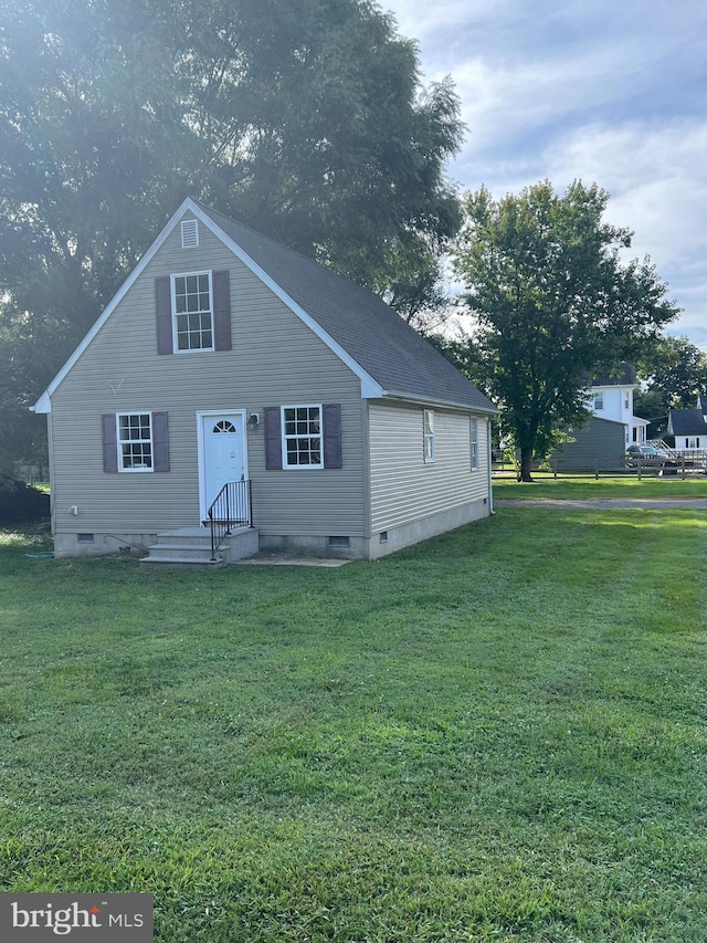 view of front of house with a front yard