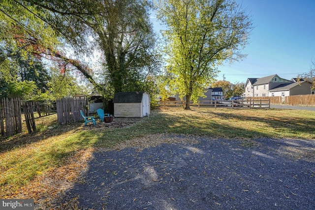 view of yard featuring a storage shed