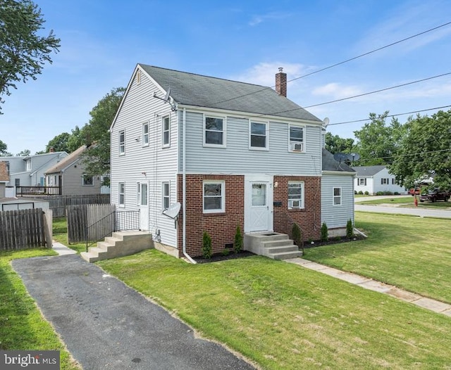 view of front of home featuring a front yard