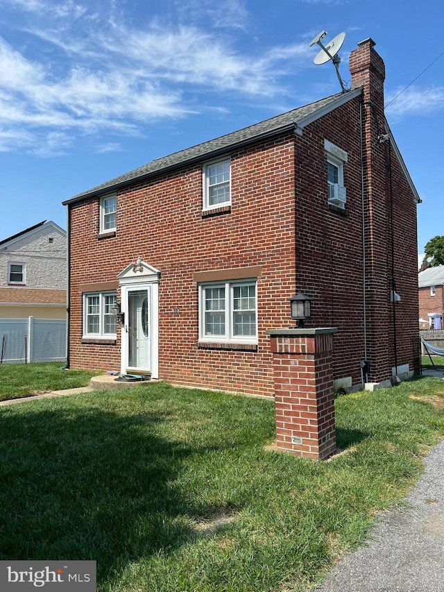 view of front of home featuring a front yard