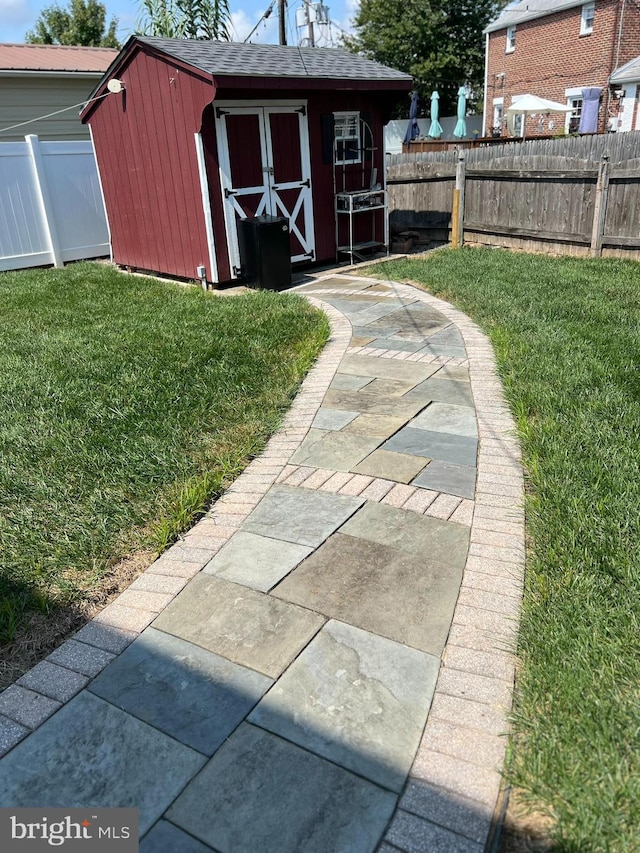 view of yard featuring a storage unit