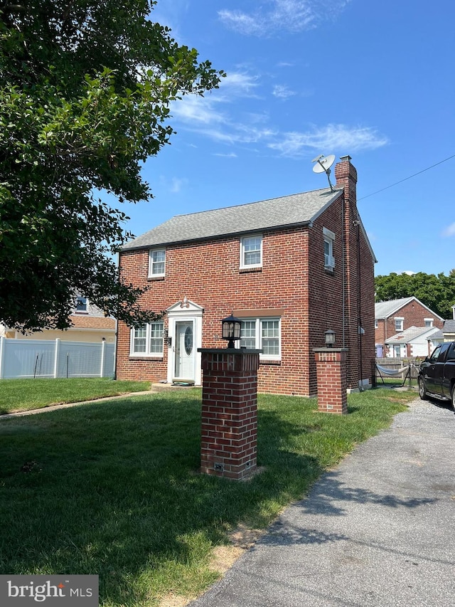 view of front of property with a front yard