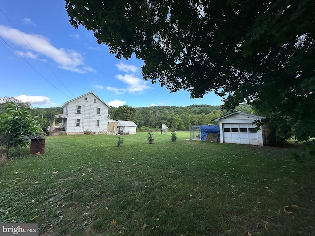 view of yard featuring an outdoor structure and a garage