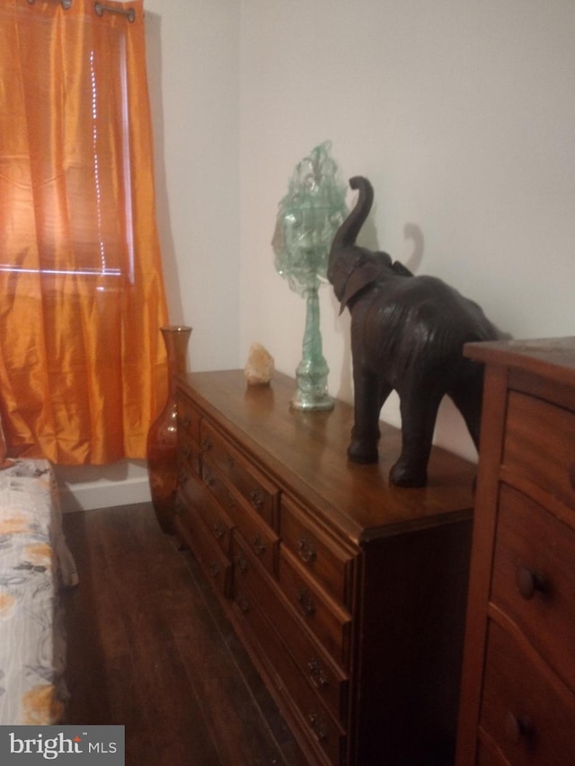 room details featuring hardwood / wood-style floors