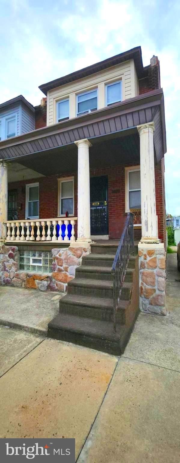 view of front facade with covered porch