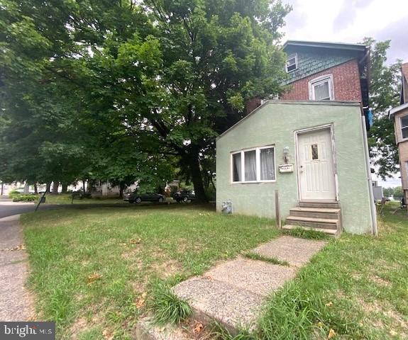 view of front of house with a front lawn