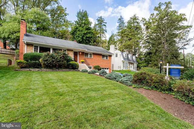 view of front of house featuring a front yard