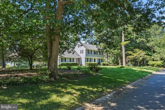 colonial home featuring a front yard