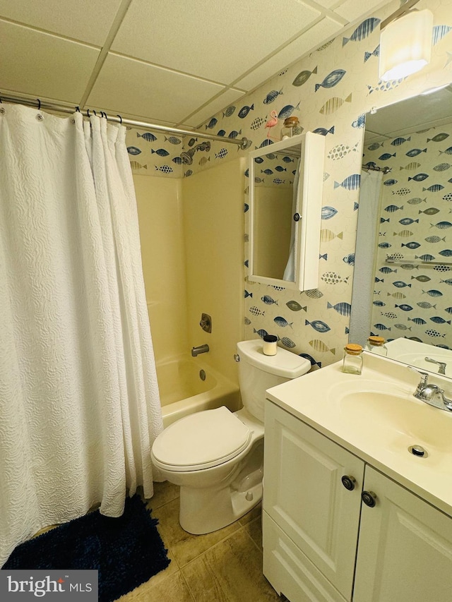 full bathroom featuring a drop ceiling, toilet, vanity, shower / tub combo with curtain, and wallpapered walls