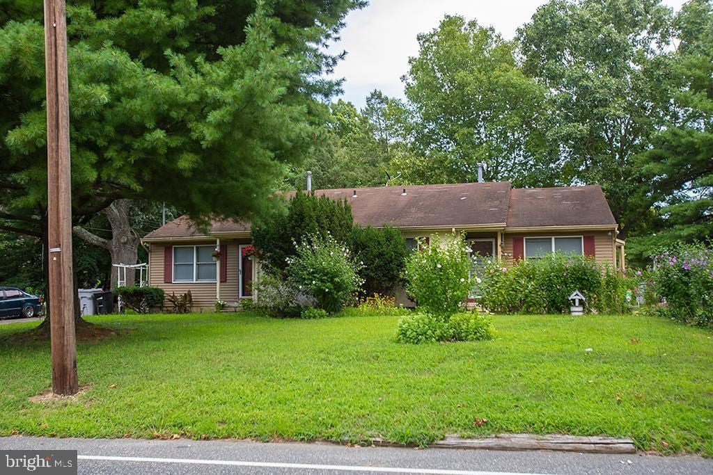 ranch-style home featuring a front yard