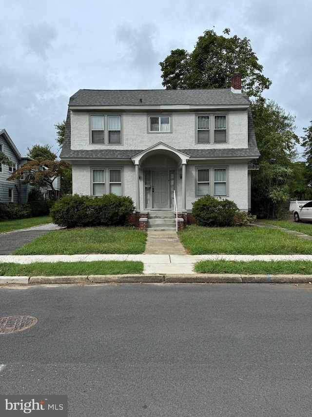 view of property featuring a front yard